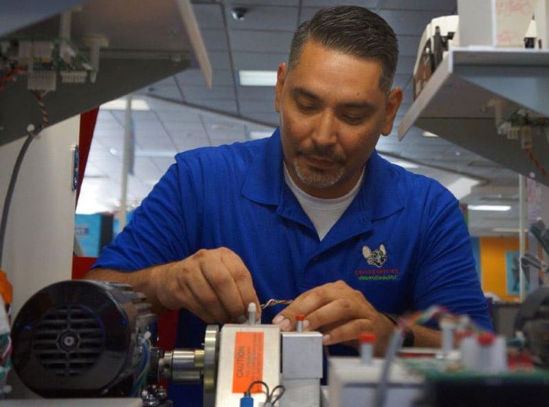 Technician Fixing Machine